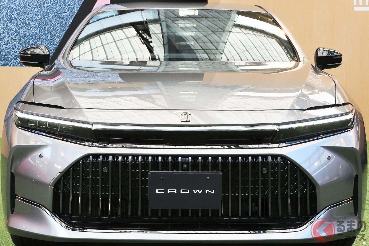 トヨタが斬新デザインの新型「クラウン」を展示！ スポーツSUV＆正統派セダンの見た目を変えた「特別仕様」を都内でお披露目へ