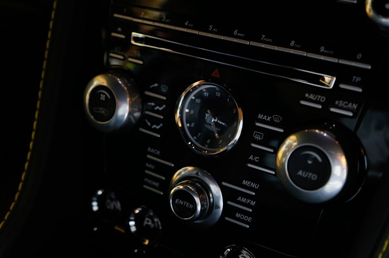 アストン、V12ヴァンテージSを日本初公開