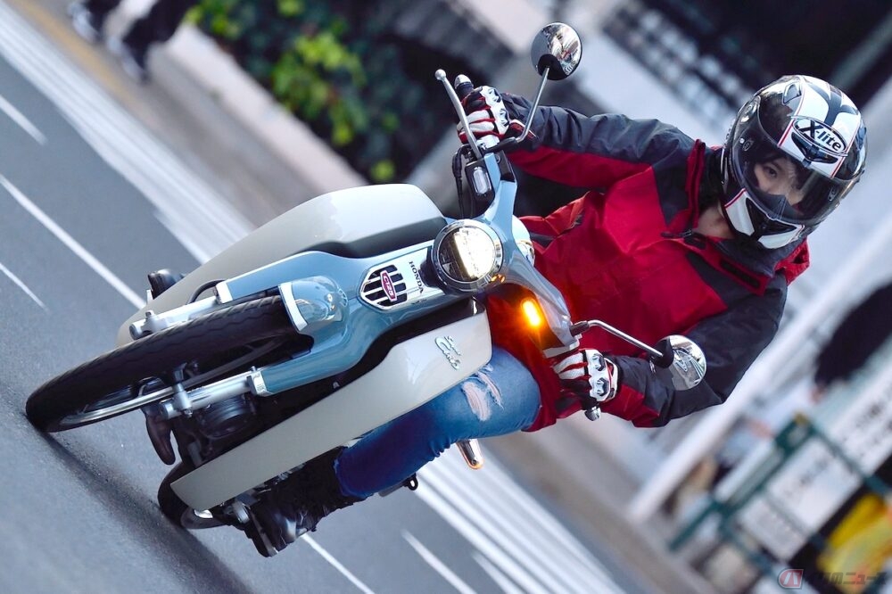 夜道雪のチャレンジバイク道 Tvアニメ スーパーカブ 小熊役の声優 夜道雪さんが ホンダのカブシリーズの最上級モデル スーパーカブc125 に乗ってみました バイクのニュース 自動車情報サイト 新車 中古車 Carview