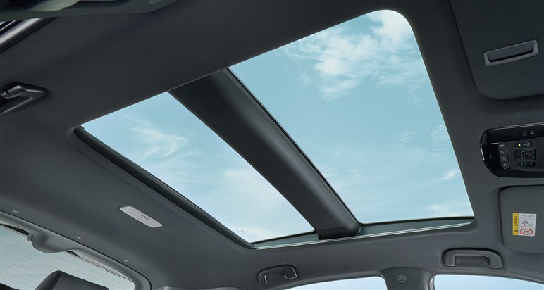 新型「ハリアー」も「RAV4」同様“ハンマーヘッド顔”でスポーティに変貌？ デビューは26年夏以降か