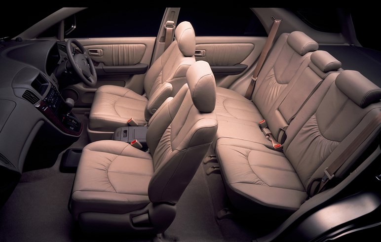 新型「ハリアー」も「RAV4」同様“ハンマーヘッド顔”でスポーティに変貌？ デビューは26年夏以降か