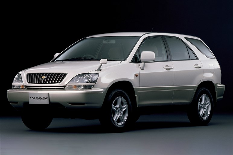 新型「ハリアー」も「RAV4」同様“ハンマーヘッド顔”でスポーティに変貌？ デビューは26年夏以降か
