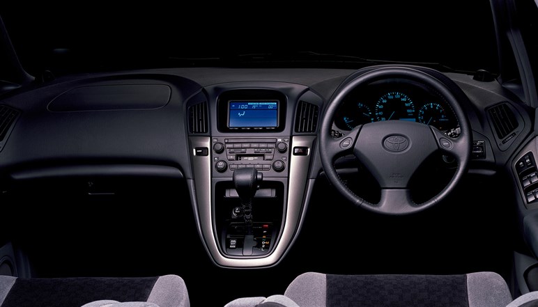 新型「ハリアー」も「RAV4」同様“ハンマーヘッド顔”でスポーティに変貌？ デビューは26年夏以降か