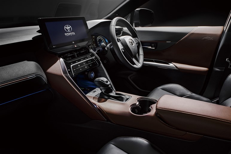 新型「ハリアー」も「RAV4」同様“ハンマーヘッド顔”でスポーティに変貌？ デビューは26年夏以降か