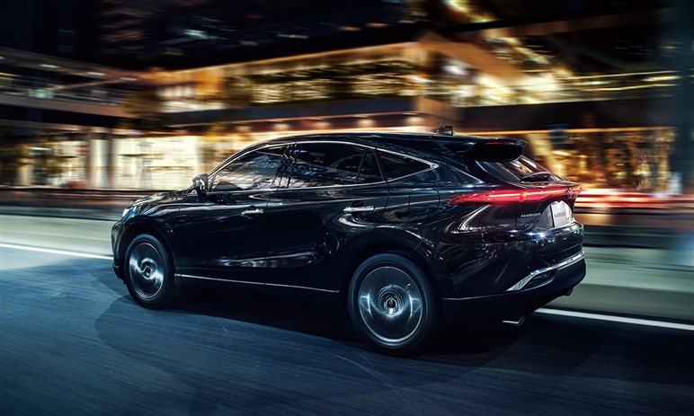 新型「ハリアー」も「RAV4」同様“ハンマーヘッド顔”でスポーティに変貌？ デビューは26年夏以降か