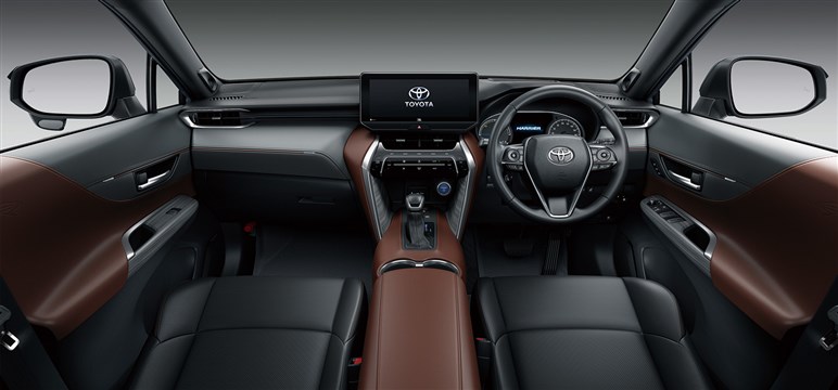 新型「ハリアー」も「RAV4」同様“ハンマーヘッド顔”でスポーティに変貌？ デビューは26年夏以降か