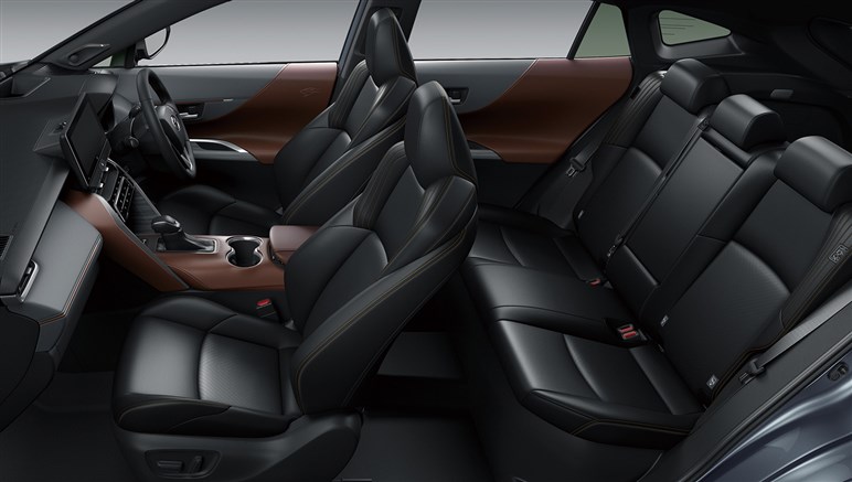 新型「ハリアー」も「RAV4」同様“ハンマーヘッド顔”でスポーティに変貌？ デビューは26年夏以降か