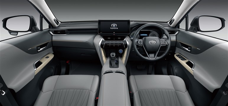 新型「ハリアー」も「RAV4」同様“ハンマーヘッド顔”でスポーティに変貌？ デビューは26年夏以降か