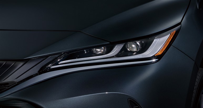 新型「ハリアー」も「RAV4」同様“ハンマーヘッド顔”でスポーティに変貌？ デビューは26年夏以降か