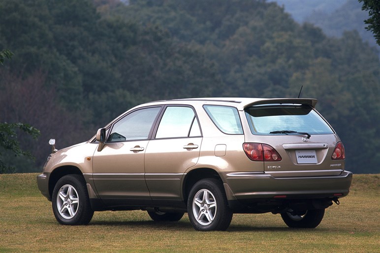新型「ハリアー」も「RAV4」同様“ハンマーヘッド顔”でスポーティに変貌？ デビューは26年夏以降か