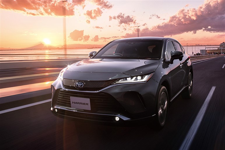 新型「ハリアー」も「RAV4」同様“ハンマーヘッド顔”でスポーティに変貌？ デビューは26年夏以降か