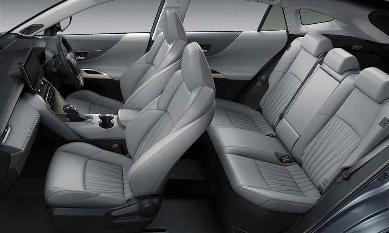 新型「ハリアー」も「RAV4」同様“ハンマーヘッド顔”でスポーティに変貌？ デビューは26年夏以降か