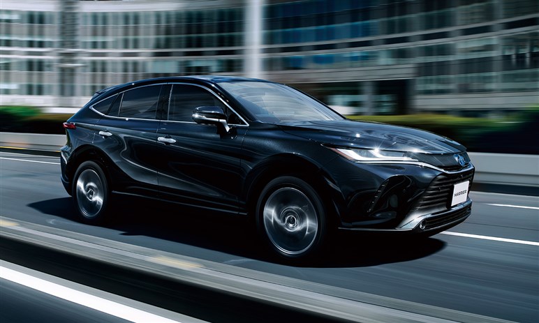新型「ハリアー」も「RAV4」同様“ハンマーヘッド顔”でスポーティに変貌？ デビューは26年夏以降か