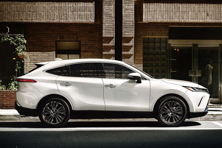 新型「ハリアー」も「RAV4」同様“ハンマーヘッド顔”でスポーティに変貌？ デビューは26年夏以降か