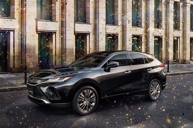 新型「ハリアー」も「RAV4」同様“ハンマーヘッド顔”でスポーティに変貌？ デビューは26年夏以降か