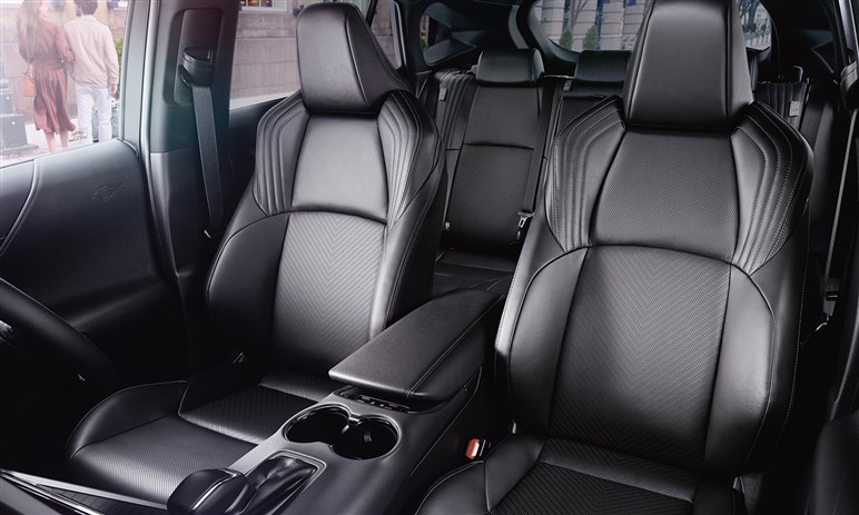 新型「ハリアー」も「RAV4」同様“ハンマーヘッド顔”でスポーティに変貌？ デビューは26年夏以降か