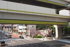 川越街道と山手通りが交差する「熊野町交差点」で昭和レトロな空間を発見！ 骨董品ずらりの謎を調査！【道路のニュース】