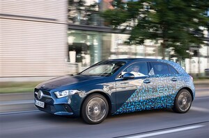 秋に登場するメルセデスAクラスのPHEV試作車に乗った。航続距離は60km、名称はA250eか？