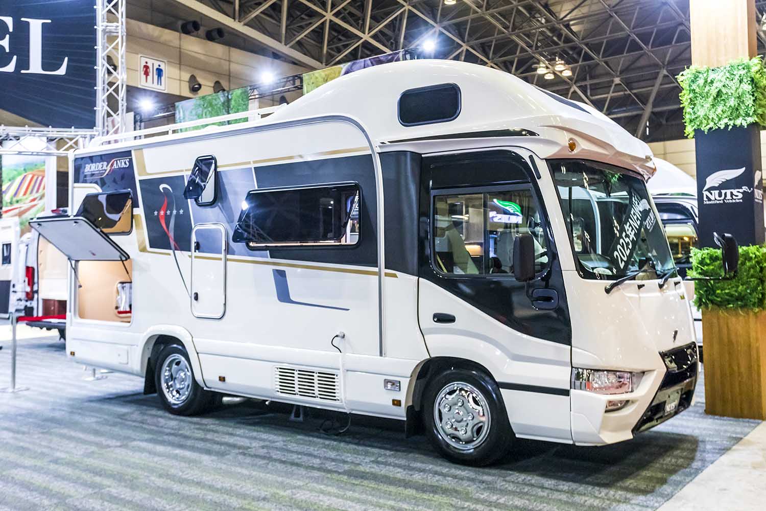 1800万円の豪華絢爛なキャンピングカー誕生！ トヨタ