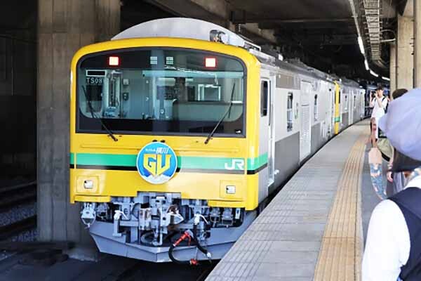 「おいSL動いてないぞ」 まさかの“SL列車まるごと牽引”で波乱のデビュー!? 「最新車両」を連結した“異色編成”とは？
