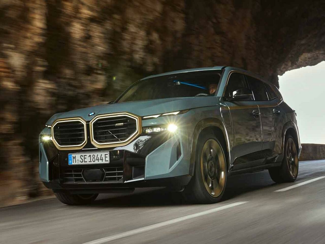 BMW Mに完全オリジナルモデル「XM」がデビュー。最速の称号は史上初の電動化でどこまで進化するのか