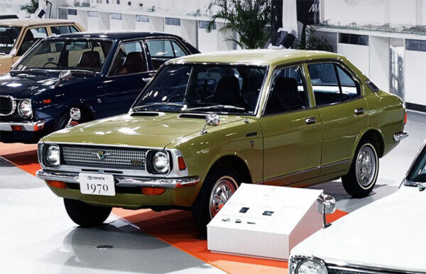 ジョニ男 自慢の「2代目カローラ」がまさかの事態に!? 白煙に包まれ爆笑を誘う「エアコン直った」が強烈な前フリに