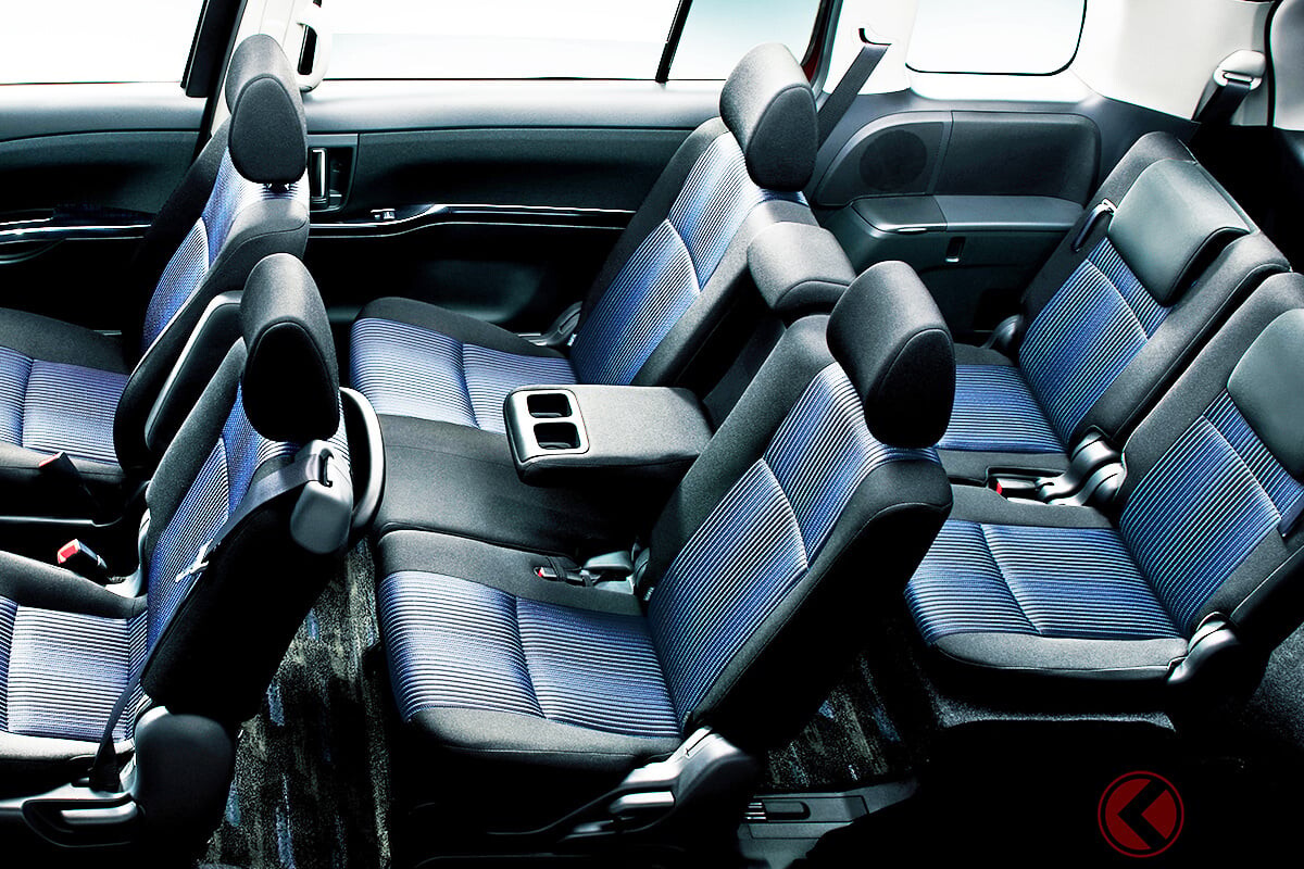 トヨタの「ロールーフ“スライドドア”ミニバン」アイシスに反響多数！ 全長4.6m級で「ひろびろ開口部」の利便性に「ハイブリッドあれば生き延びたはず」の声も？ 斬新フルフラットシートも便利な「5ナンバーモデル」に寄せられた“熱視線”とは