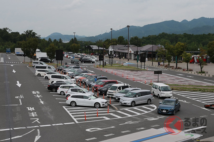 高速SA・PAの駐車場「前進」「バック」どっちが停めやすい？ 駐車マスの正解はあるのか