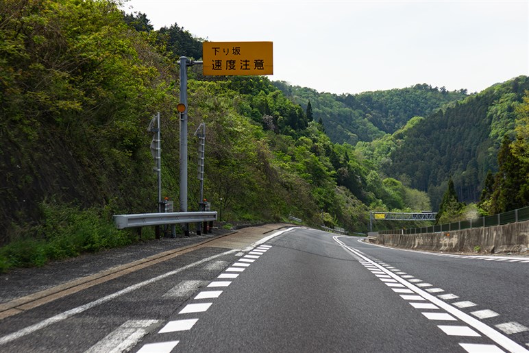 「エンジンブレーキを交換してください」なんて言っちゃダメ！ 教習所で習ったはずの“エンブレ”を理解しておこう