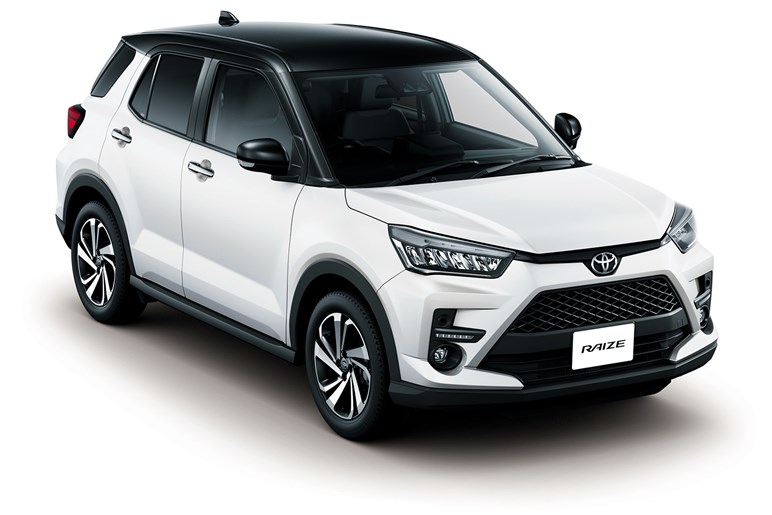 ヤリスクロスやヴェゼルの“新古車”が高騰中のナゾ現象が発生中。背景に「中古日本車天国」の存在
