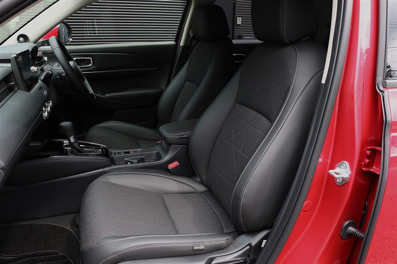 ヤリスクロスやヴェゼルの“新古車”が高騰中のナゾ現象が発生中。背景に「中古日本車天国」の存在