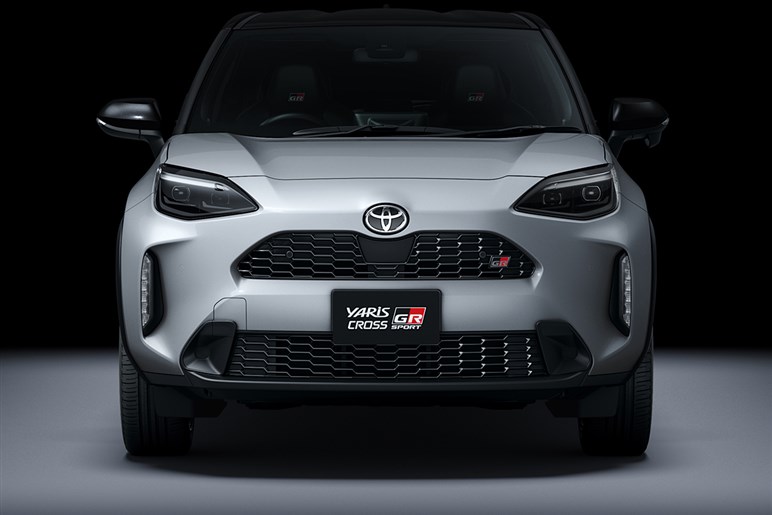 ヤリスクロスやヴェゼルの“新古車”が高騰中のナゾ現象が発生中。背景に「中古日本車天国」の存在