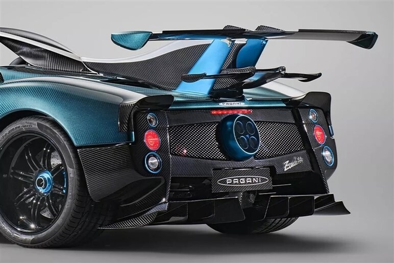 【モチーフは山脈】パガーニが「ゾンダ」の特注モデルを公開。約15億円とも言われる内外装が圧巻…。