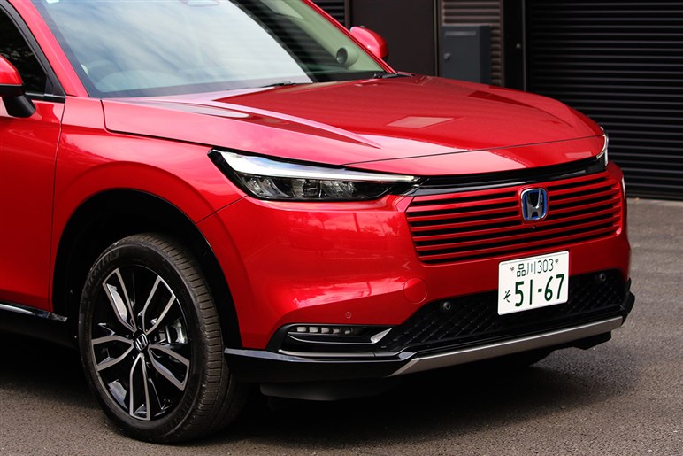 ヤリスクロスやヴェゼルの“新古車”が高騰中のナゾ現象が発生中。背景に「中古日本車天国」の存在