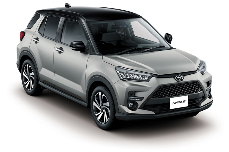 ヤリスクロスやヴェゼルの“新古車”が高騰中のナゾ現象が発生中。背景に「中古日本車天国」の存在