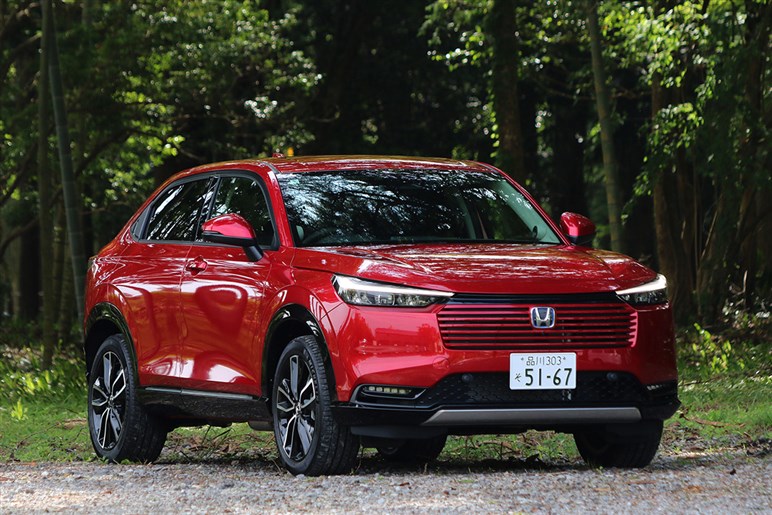ヤリスクロスやヴェゼルの“新古車”が高騰中のナゾ現象が発生中。背景に「中古日本車天国」の存在