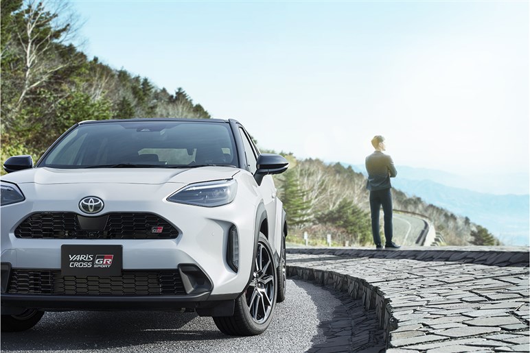 ヤリスクロスやヴェゼルの“新古車”が高騰中のナゾ現象が発生中。背景に「中古日本車天国」の存在