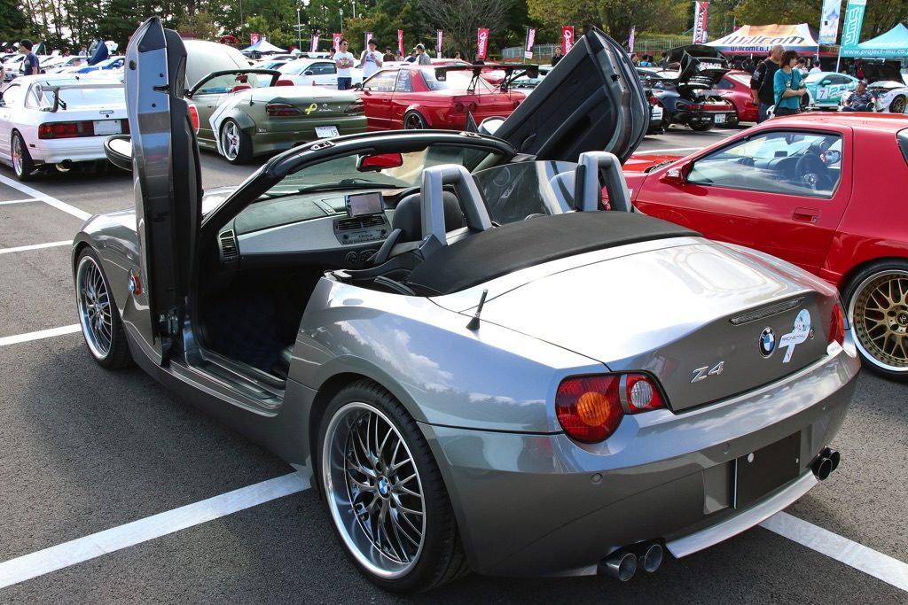 ガルウイングで個性を演出するbmw Z4 国産スポーツと変わらないノリでカスタム W Option Jamboree Web Option 自動車情報サイト 新車 中古車 Carview