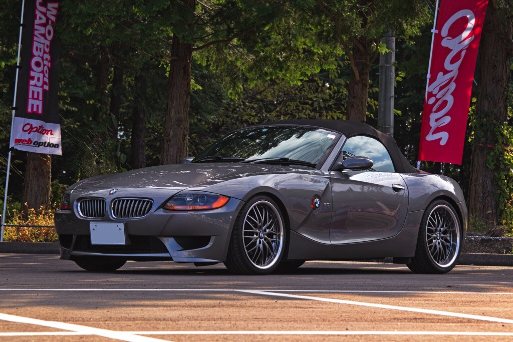 「ガルウイングで個性を演出するBMW Z4！」国産スポーツと変わらないノリでカスタム！【W-Option JAMBOREE】