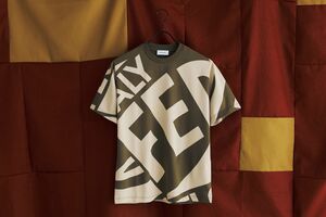 ラグジュアリーなロゴ使いが冴えるフェラガモ──2025年夏のTシャツ&カットソーコレクション