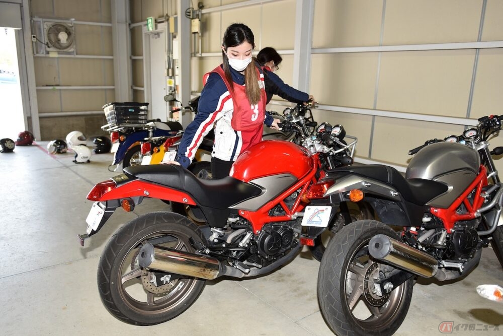 バイク初心者の女子高生が親子でホンダのバイクのスクール Hms に参加してみました 女子高生 虹さん編 バイクのニュース の写真 14ページ目 自動車情報サイト 新車 中古車 Carview