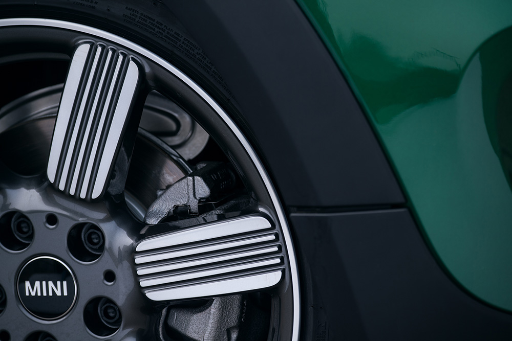 生誕60周年を記念したMINIのおしゃれな限定車「60 YEARS EDITION」