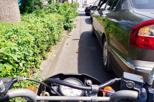 車の左脇をすり抜けていくバイク！ 結局のところやっていいの？悪いの？ 明らかに「すり抜け前提」の場所も…弁護士の見解は
