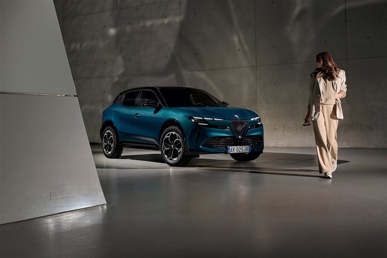 アルファロメオの最小SUV「ジュニア」発売　1.2LハイブリッドとBEVを設定、420万円から