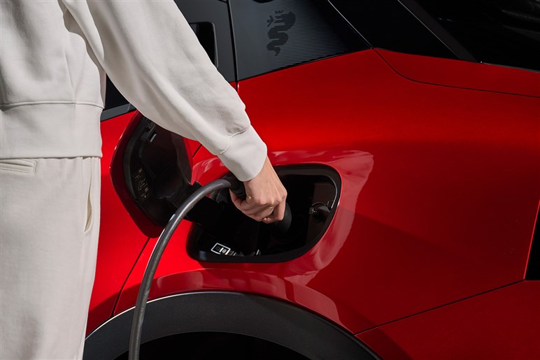 アルファロメオの最小SUV「ジュニア」発売　1.2LハイブリッドとBEVを設定、420万円から