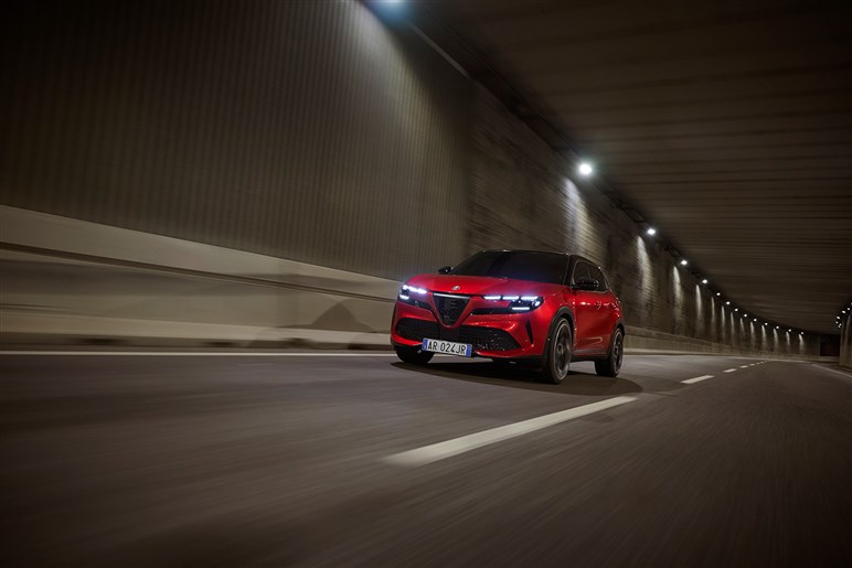 アルファロメオの最小SUV「ジュニア」発売　1.2LハイブリッドとBEVを設定、420万円から