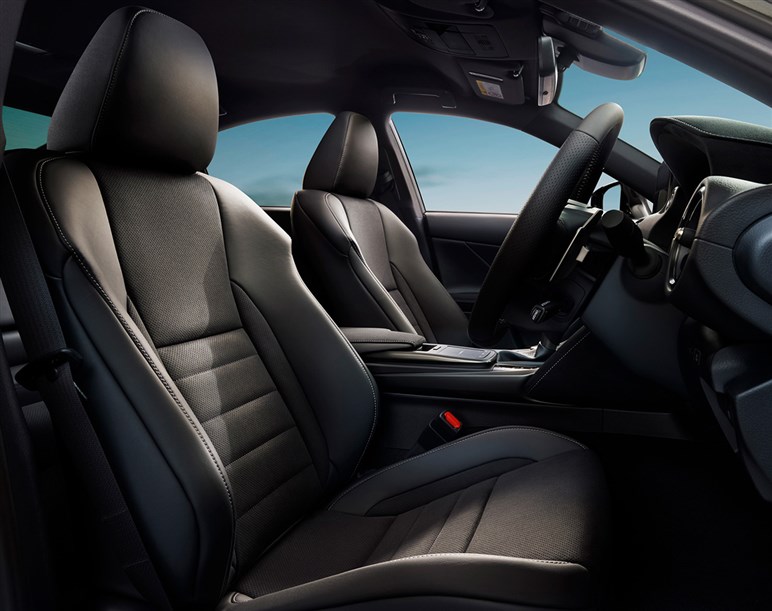 最後のV8セダンになるのか？ 次期モデルはBEVの噂も…レクサス IS500「クライマックス エディション」発表