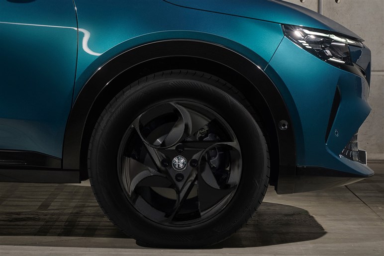 アルファロメオの最小SUV「ジュニア」発売　1.2LハイブリッドとBEVを設定、420万円から