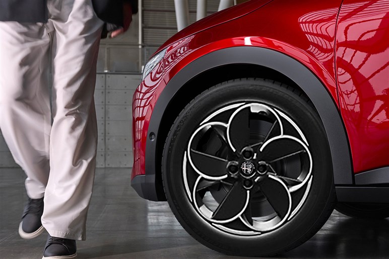 アルファロメオの最小SUV「ジュニア」発売　1.2LハイブリッドとBEVを設定、420万円から