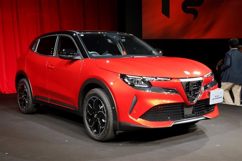 アルファロメオの最小SUV「ジュニア」発売　1.2LハイブリッドとBEVを設定、420万円から